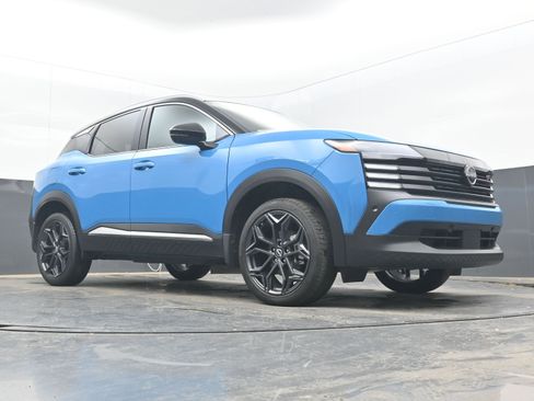 Certified 2025 Nissan Kicks SR FWD image 23