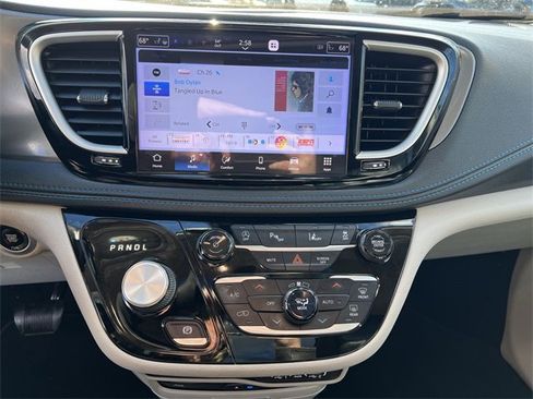 Used 2021 Chrysler Pacifica Touring-L w/ Uconnect Theater Family Group image 21