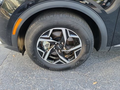 Used 2025 Kia Sportage LX image 4