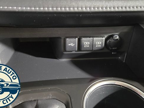 Used 2020 Toyota Highlander XLE AWD/4WD image 17