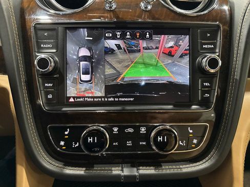Used 2017 Bentley Bentayga image 78