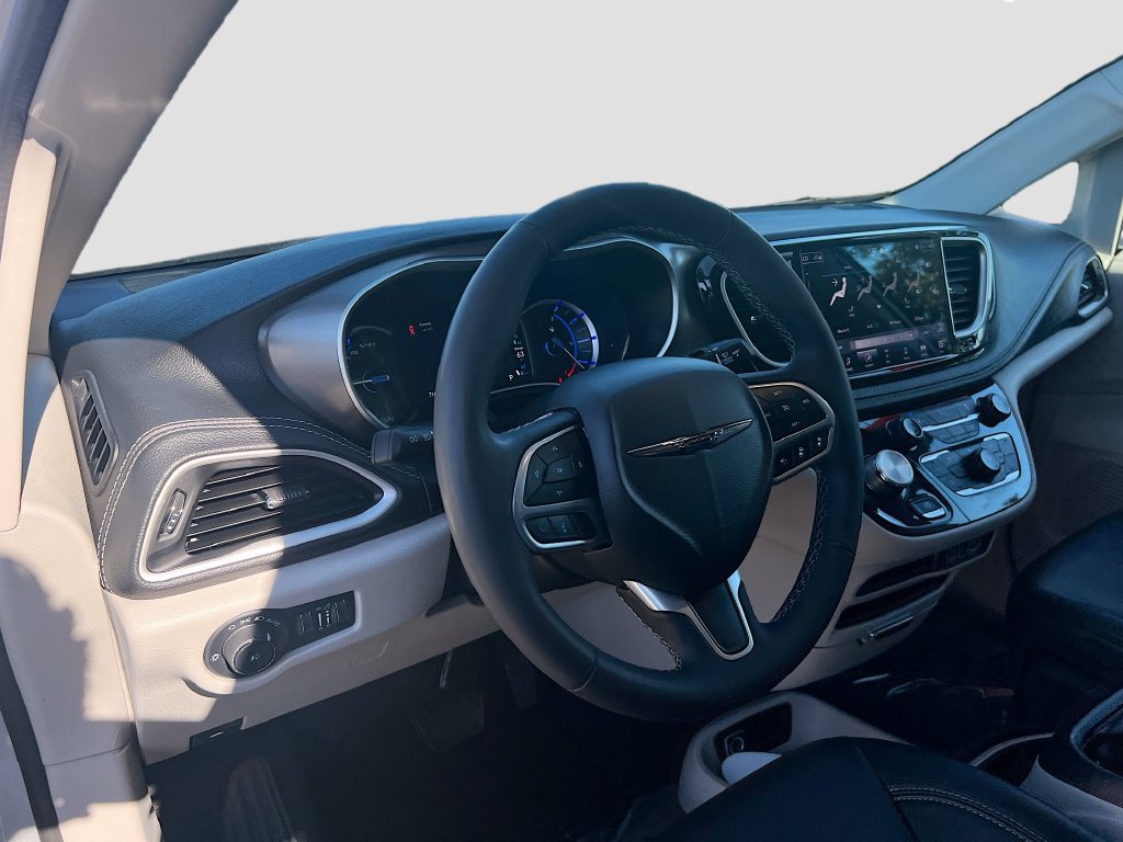 Used 2024 Chrysler Pacifica Limited FWD image 9