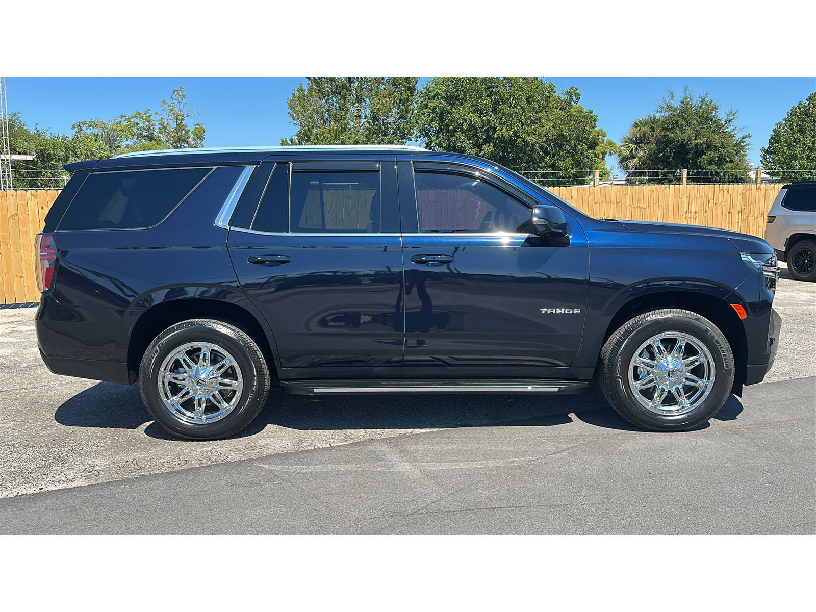 Used 2023 Chevrolet Tahoe LT w/ Luxury Package AWD/4WD image 6
