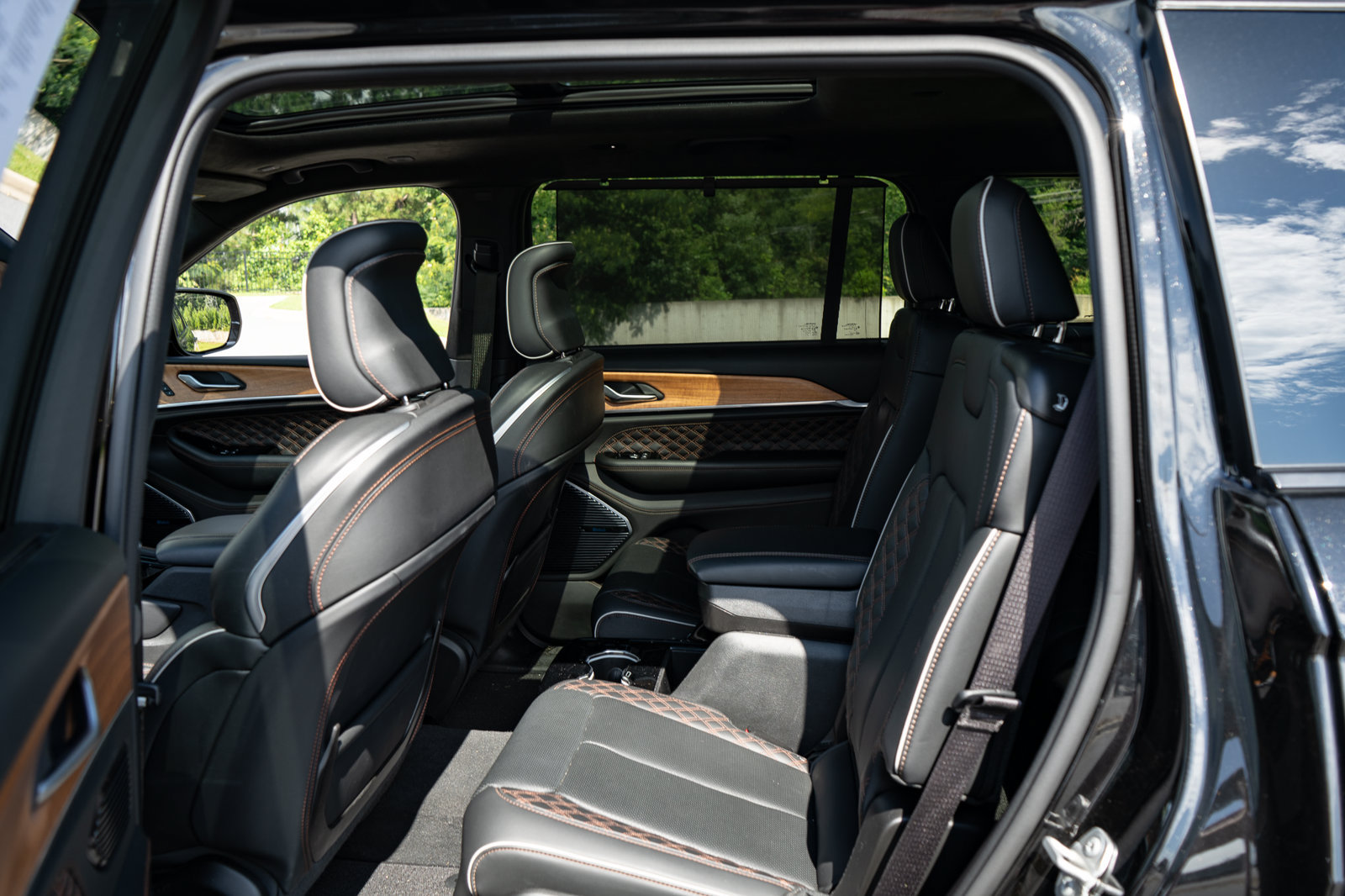 Used 2024 Jeep Grand Cherokee L Summit AWD/4WD image 19