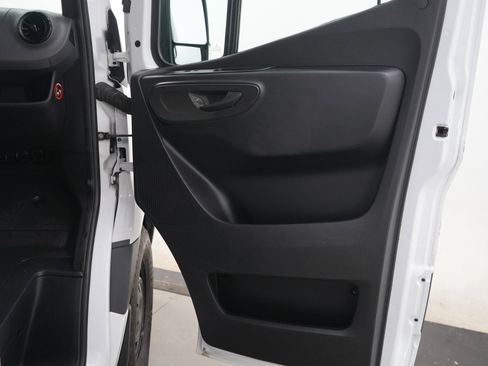 Used 2021 Mercedes-Benz Sprinter 2500 image 9