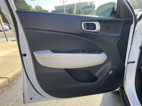 Certified 2025 Hyundai Venue SEL FWD image 15