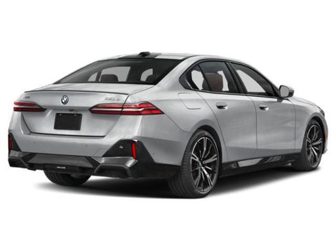 Used 2025 BMW 550e xDrive w/ Premium Package AWD/4WD image 5