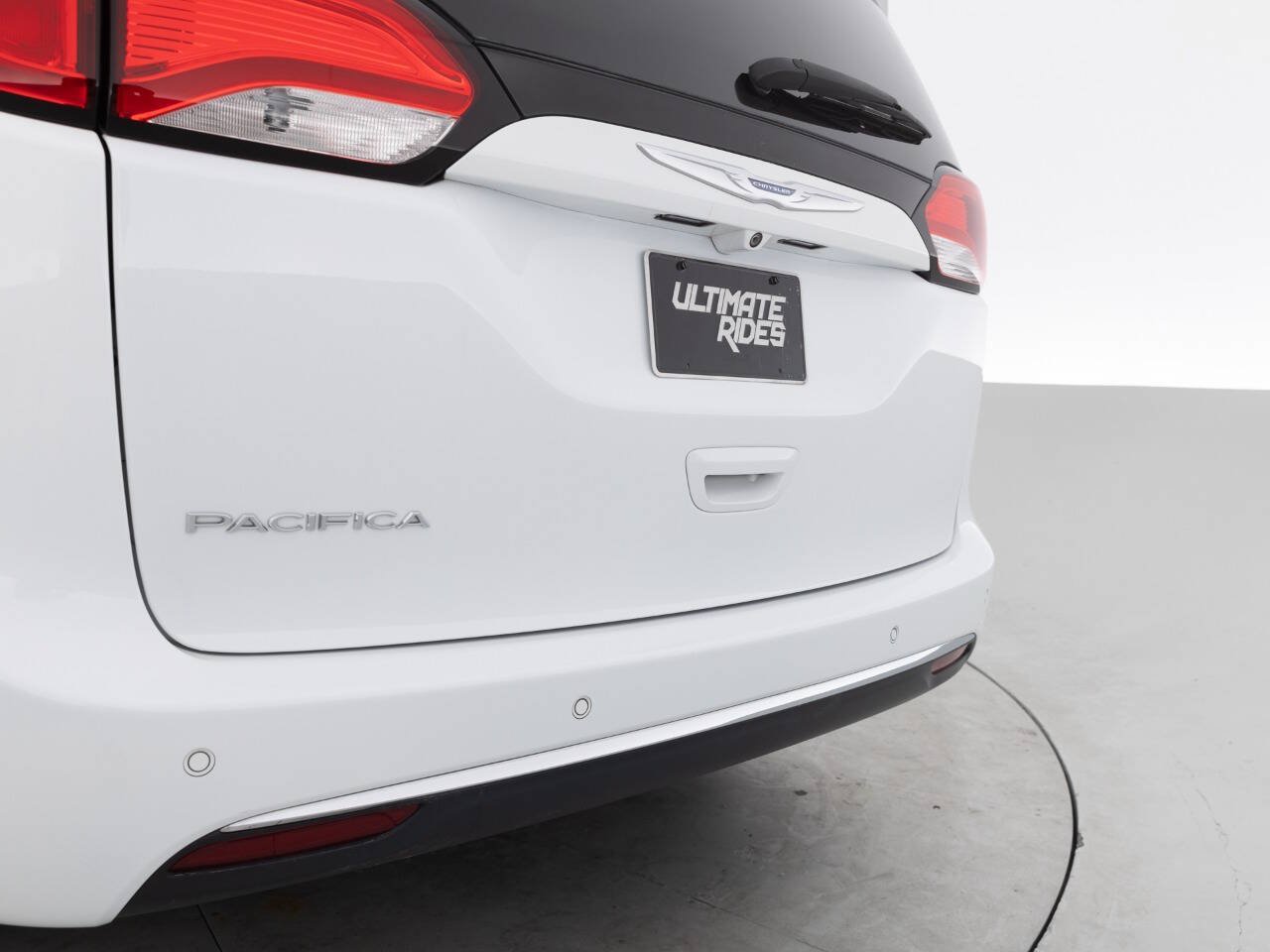Used 2017 Chrysler Pacifica Touring-L w/ Tire & Wheel Group FWD image 16
