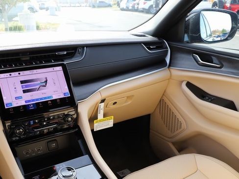 New 2025 Jeep Grand Cherokee Limited image 25