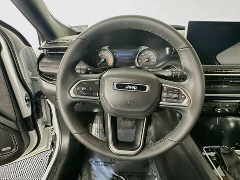 Certified 2025 Jeep Compass Limited w/ Sun & Sound Group AWD/4WD image 18