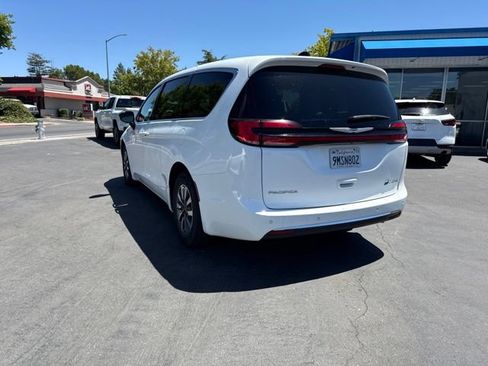 Used 2024 Chrysler Pacifica Limited FWD image 6