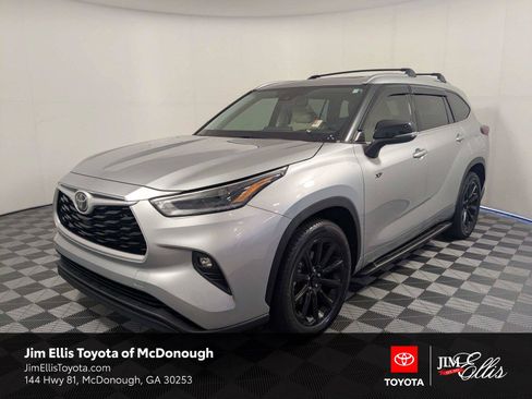 Used 2021 Toyota Highlander XLE FWD image 1