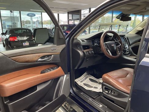 Used 2018 Cadillac Escalade Premium Luxury image 9