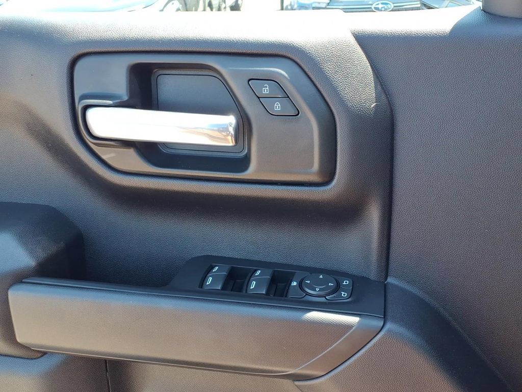 Used 2024 Chevrolet Silverado 1500 Custom Trail Boss w/ Turbomax Blackout Package AWD/4WD image 4