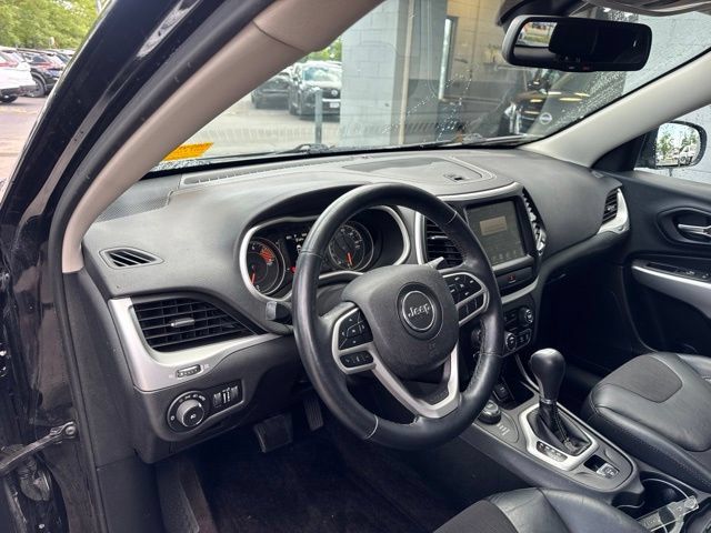 Used 2018 Jeep Cherokee Latitude Plus w/ Cold Weather Group AWD/4WD image 9