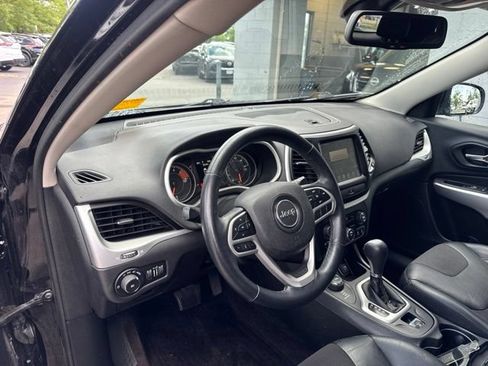 Used 2018 Jeep Cherokee Latitude Plus w/ Cold Weather Group AWD/4WD image 9