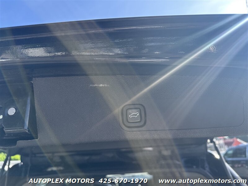 Used 2011 GMC Yukon Denali AWD/4WD image 10