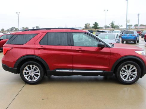 Used 2020 Ford Explorer XLT w/ Equipment Group 202A image 4