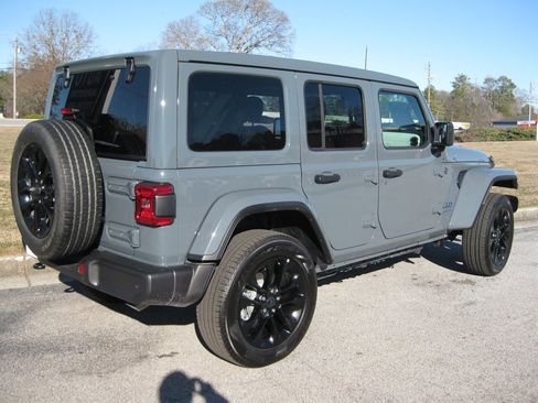 Used 2025 Jeep Wrangler Unlimited Sahara w/ Safety Group image 8