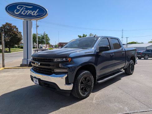 Used 2020 Chevrolet Silverado 1500 LT w/ Convenience Package AWD/4WD image 2