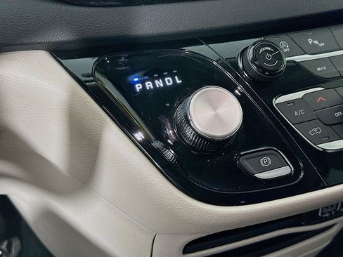 Certified 2024 Chrysler Pacifica Touring-L image 25