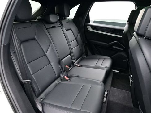 Certified 2025 Porsche Cayenne AWD/4WD image 17