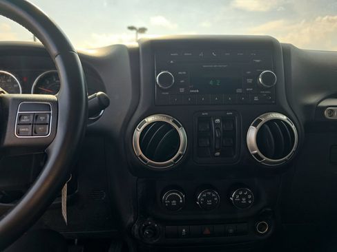 Used 2015 Jeep Wrangler Unlimited Rubicon w/ Dual Top Group AWD/4WD image 32