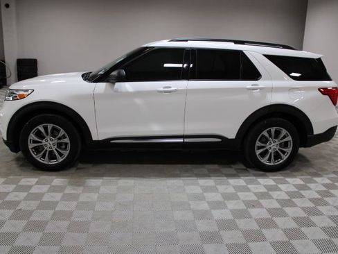 Used 2022 Ford Explorer XLT w/ Equipment Group 202A image 4