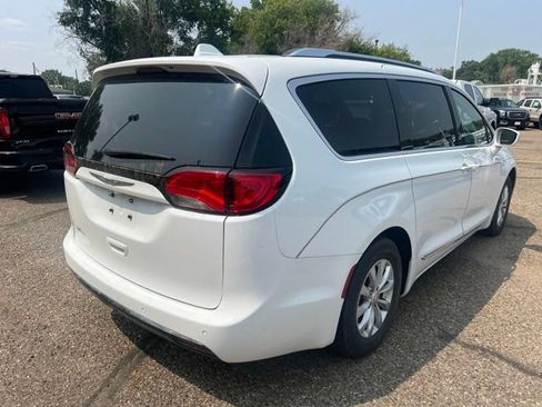 Used 2018 Chrysler Pacifica Touring-L FWD image 8
