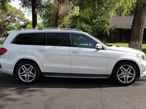 Used 2015 Mercedes-Benz GL 550 4MATIC image 3