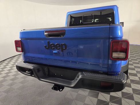 Used 2025 Jeep Gladiator Sport AWD/4WD image 6