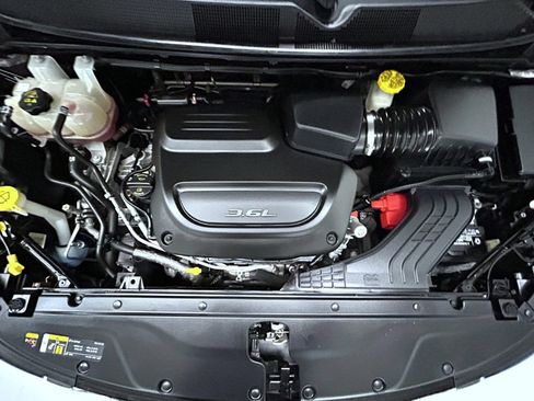 Used 2023 Chrysler Pacifica Touring-L FWD image 23