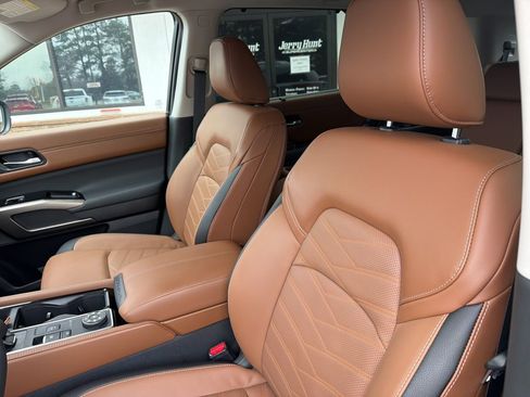 Used 2025 Nissan Pathfinder Platinum w/ Cargo Package image 3