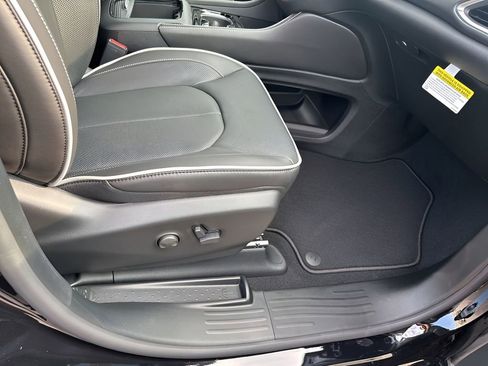 New 2026 Chrysler Pacifica Limited w/ S Appearance Package image 16