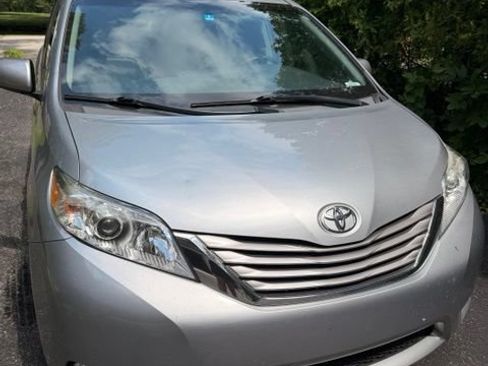 Used 2017 Toyota Sienna XLE w/ XLE Navigation Package FWD image 1