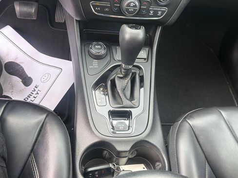 Used 2019 Jeep Cherokee Latitude Plus AWD/4WD image 26