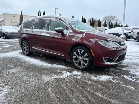 Used 2019 Chrysler Pacifica Limited w/ Tire & Wheel Group image 8