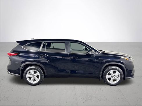 Used 2023 Toyota Highlander LE image 5