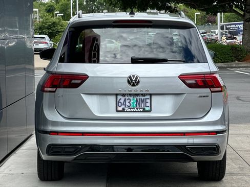 Used 2022 Volkswagen Tiguan SE R-Line AWD/4WD image 4