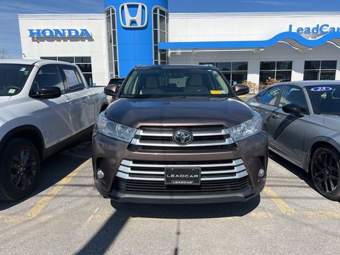 Used 2018 Toyota Highlander XLE AWD/4WD image 2