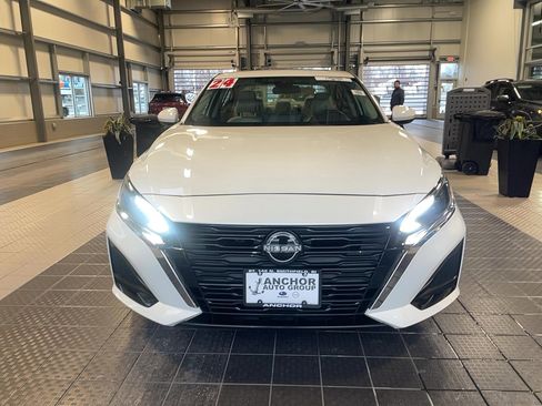 Used 2024 Nissan Altima 2.5 SV w/ SV Premium Package image 2