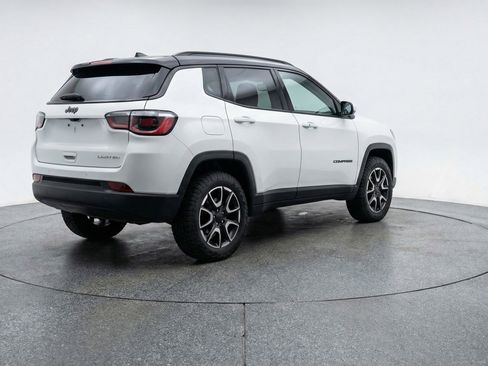 Used 2025 Jeep Compass Trailhawk image 9