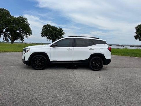Used 2021 GMC Terrain SLT w/ Infotainment Package II FWD image 2