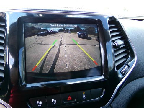 Used 2019 Jeep Cherokee Limited w/ Luxury Group AWD/4WD image 15