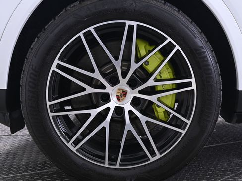 Used 2025 Porsche Cayenne E-Hybrid image 11