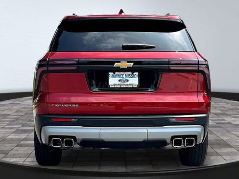 Used 2025 Chevrolet Traverse LT FWD image 5