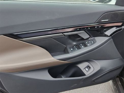 Used 2025 BMW i5 eDrive40i w/ Premium Package image 8