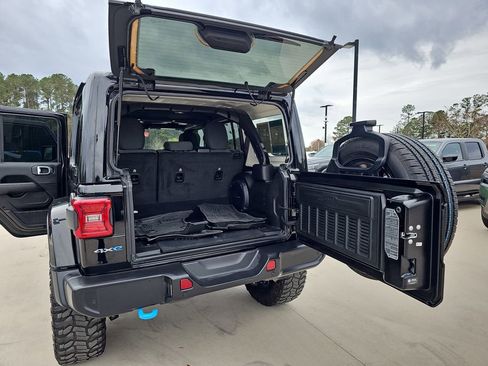 Used 2024 Jeep Wrangler Unlimited Sahara w/ Technology Group image 18