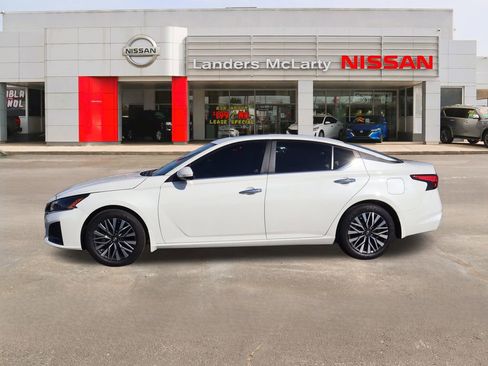 Used 2025 Nissan Altima 2.5 SV w/ SV Premium Package image 6