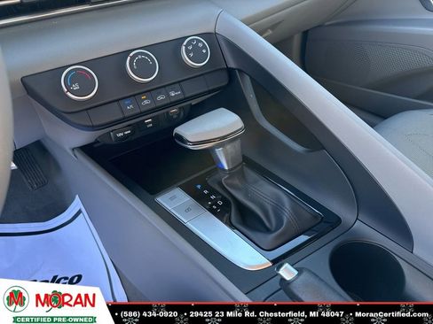 Used 2021 Hyundai Elantra SE image 16